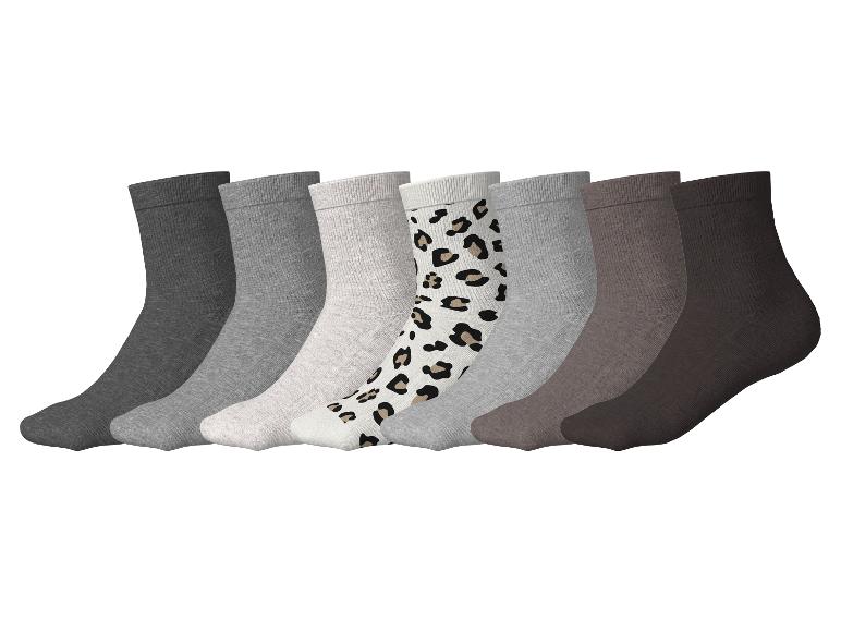 Set aus 7 Paar Socken in Grau- und Brauntönen, eines mit Leopardenmuster.