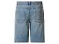 Hellblaue Jeans-Shorts mit Gesäßtaschen.