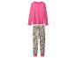 Ein Pyjama-Set mit einem pinkfarbenen Langarmshirt und einer Hose mit Leopardenmuster.
