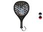 Schwarzer Padel-Schläger mit weißem und orangefarbenem geometrischem Design, mit grauen und roten Farboptionen.