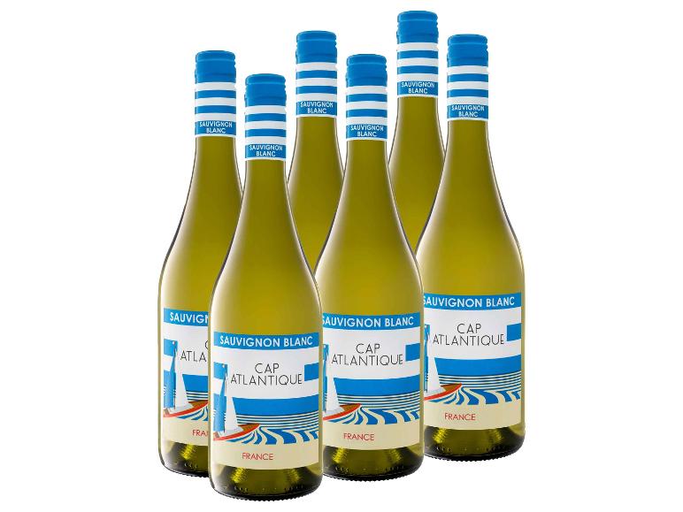 Sechs Flaschen Sauvignon Blanc Cap Atlantique Weißwein mit blau-weißen Etiketten.
