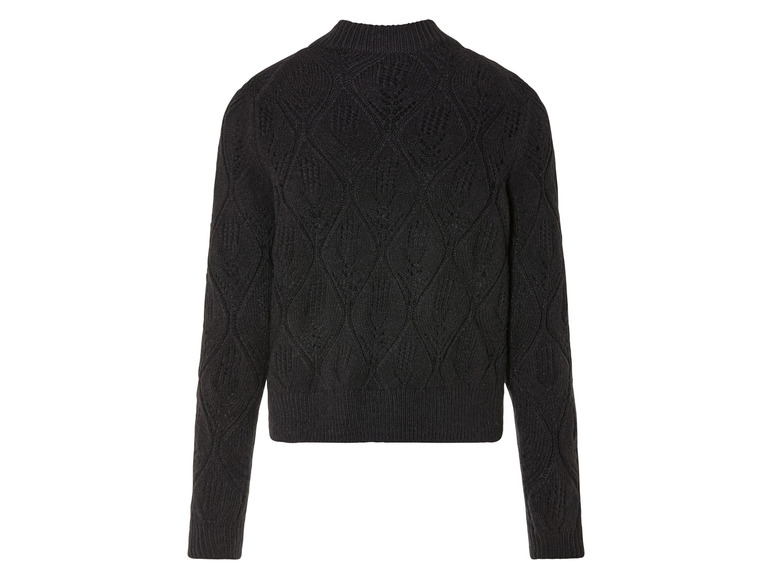 Schwarzer Pullover mit Zopfmuster.