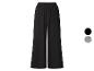 Schwarze weite Hose mit elastischem Bund.