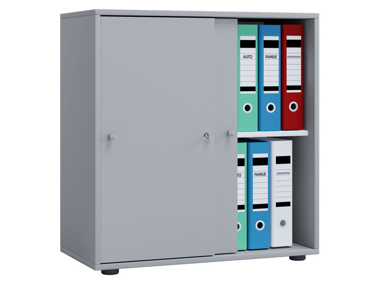 Ein grauer Schrank mit Schiebetüren, gefüllt mit blauen, grünen und roten Ringordnern.