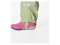 Grüne Regenhose mit rosa Gummistiefeln.