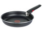 Eine schwarze Tefal-Pfanne mit rotem Griff.