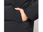 Nahaufnahme der Tasche einer Herren-Winterjacke mit einer Hand darin.