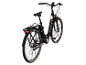 Schwarzes Tiefeinsteiger-E-Bike mit Gepäckträger, aus hinterer Perspektive.