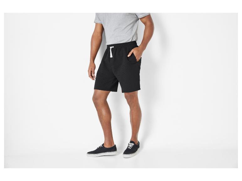 Schwarze Shorts und Sneaker: ein lässiger Look für Männer.