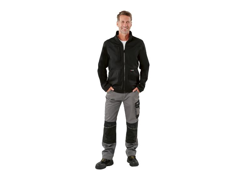 Mann in schwarzer Softshelljacke und grauer Arbeitshose