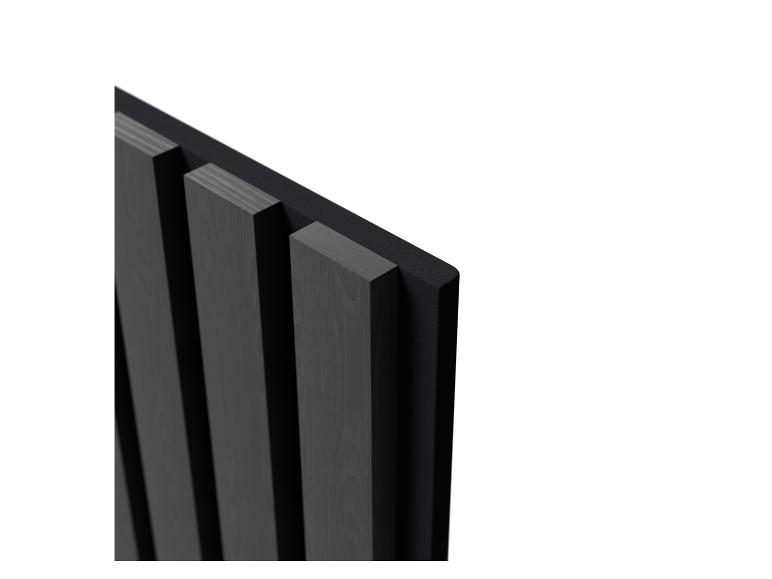 Schwarzes Holz-Wandpaneel mit sichtbarer Maserung.