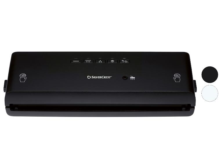 Schwarzes SilverCrest Vakuumiergerät mit Bedienknöpfen und Logo, neben Farbmustern.