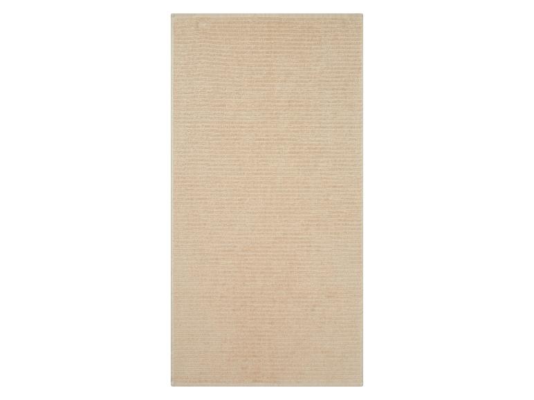 Beige Badetuch mit Streifen.
