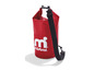 Eine rote wasserdichte Tasche von Mistral mit Schultergurt.