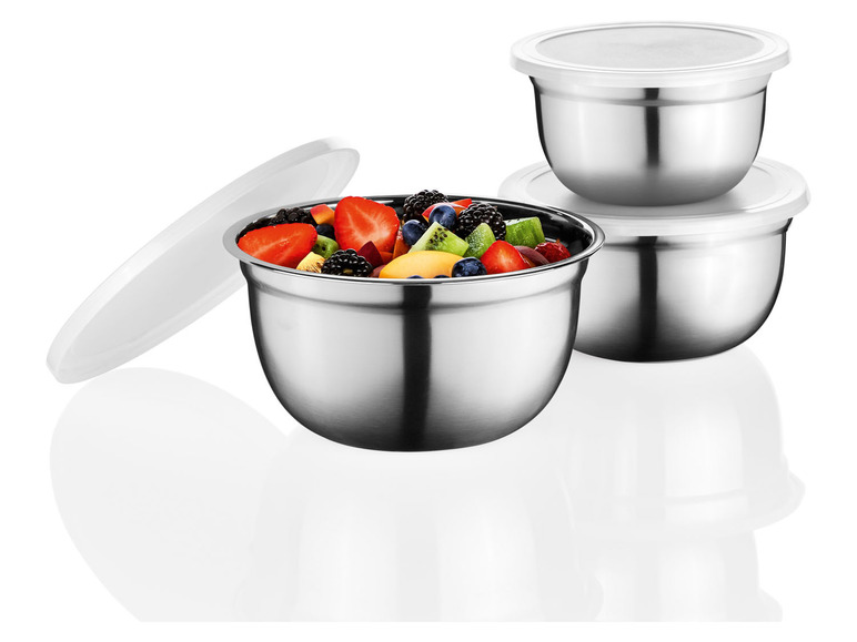 Drei Edelstahlschüsseln mit Deckeln, gefüllt mit Obst.