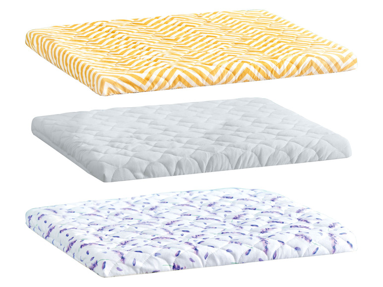 Drei Babymatratzen: eine gelbe mit Streifen, eine graue und eine weiße mit Lavendelmuster.