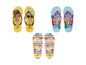 Gelbe Flip-Flops mit LOL Surprise Puppen und blaue Flip-Flops mit 'Born to Travel' Design.