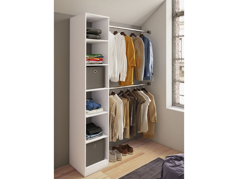 Ein weißer Kleiderschrank mit Regalen und einer Kleiderstange, gefüllt mit Kleidung.