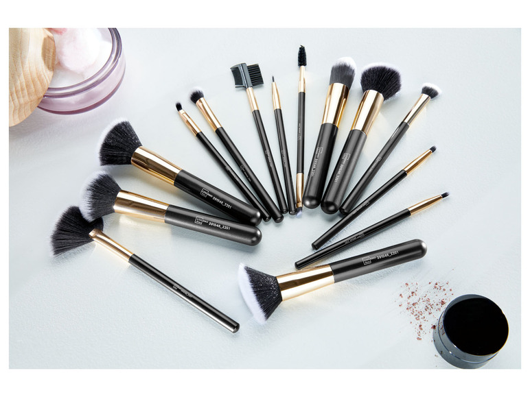 Ein Sortiment an Luxeeno Make-up-Pinseln, darunter ein großer Puderpinsel.