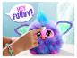 Ein Kind berührt ein lila-blaues Furby mit einer Sprechblase „HEY FURBY!“