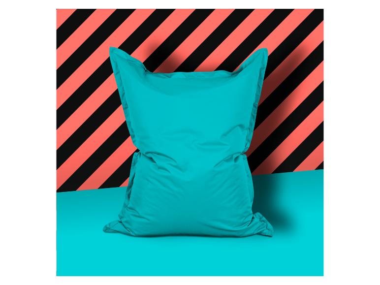 Ein türkisfarbener Sitzsack auf einem türkisfarbenen Hintergrund mit schwarzen und rosafarbenen diagonalen Streifen.