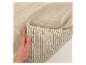 Beige Cordstoff und glatte Baumwolle.