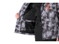 Person in einer grau-schwarz gemusterten Skijacke mit orangefarbenem Reißverschluss und schwarzer Skihose.