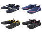Vier Paar Wasserschuhe in verschiedenen Farben.