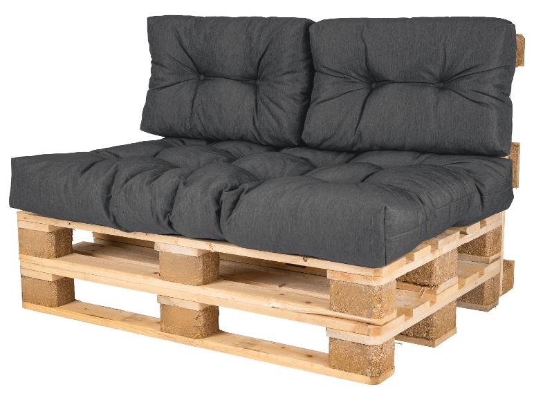 Palettensofa mit dunkelgrauen Kissen