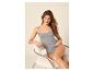Frau in grauem Camisole und Slip, auf einem Stuhl sitzend