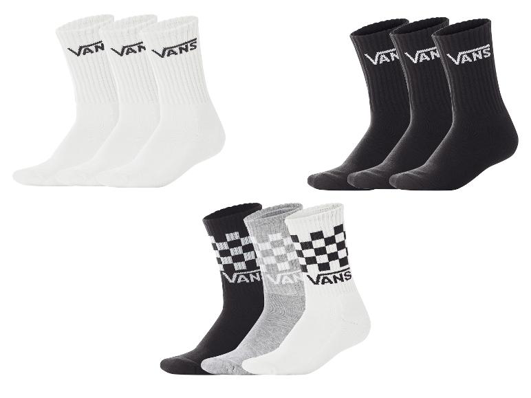 Drei Paar Socken: weiße, schwarze und schwarz-grau-weiß karierte