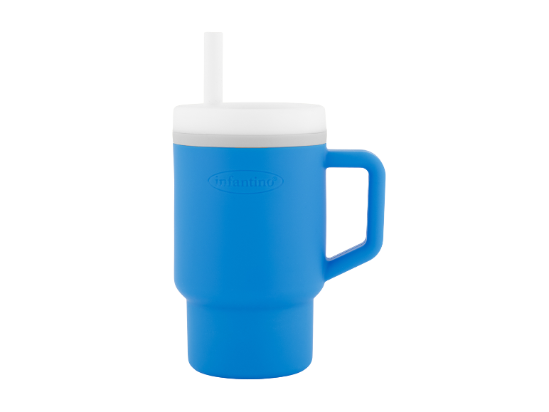 Blauer Infantino Becher mit Strohhalm und Henkel.