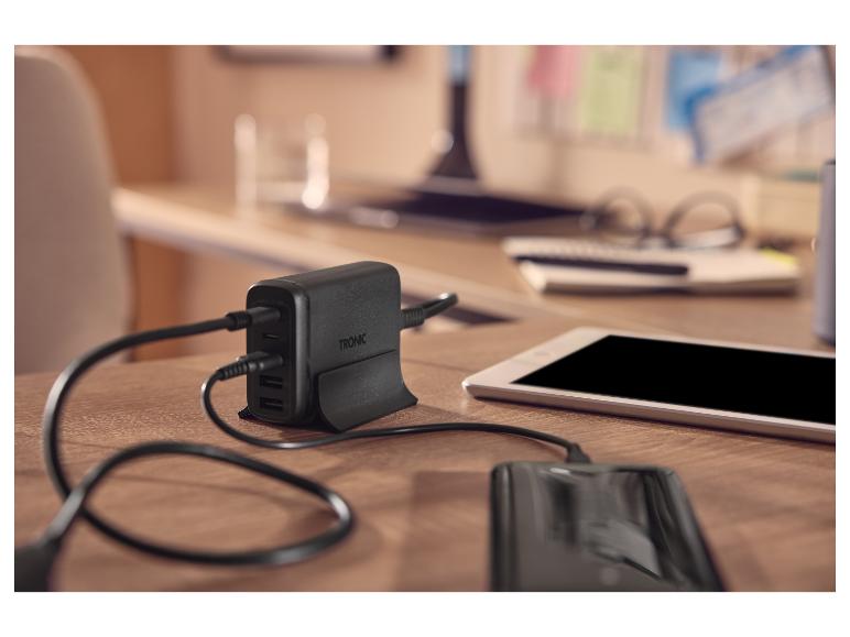 TRONIC® USB-Ladestation auf einem Schreibtisch mit angeschlossenen Geräten.