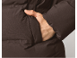 Nahaufnahme einer Männerhand in der Tasche einer braunen Winterjacke.