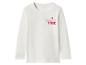 Weißes Langarmshirt mit dem Schriftzug „FAMILY TIME“ und einem Herz in Pink und Rot.