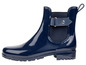 Blaue Gummistiefel mit Schnalle.