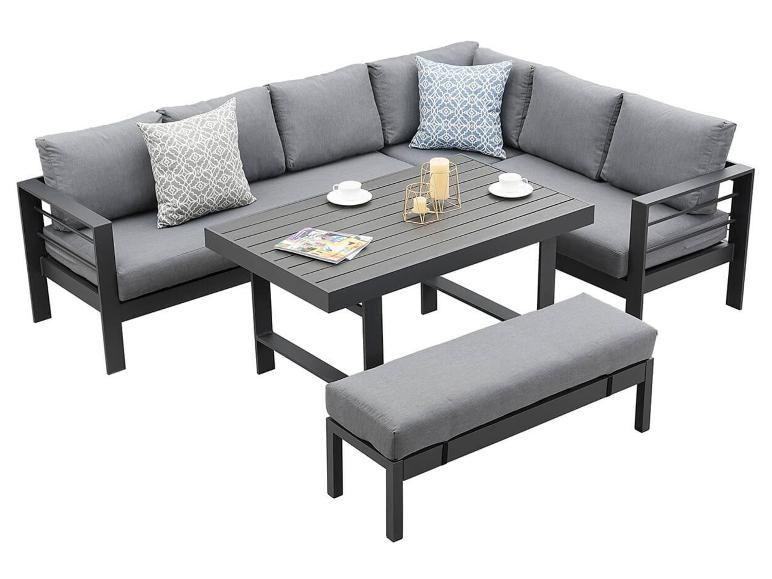 Graues Outdoor-Möbelset mit L-förmigem Sofa, Tisch und Bank.