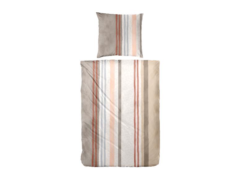 Bettwäsche-Set mit vertikalen Streifen in Beige-, Braun-, Blau- und Rosatönen.
