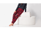 Damen-Pyjama mit Langarmshirt und rot-blau karierter Hose.