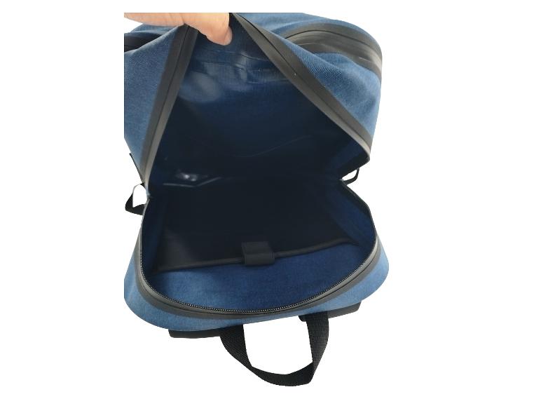 Offene dunkelblaue Tasche, geräumiges Inneres sichtbar.