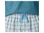 Pyjama: blaues Oberteil und blau-grün-weiß karierte Hose.