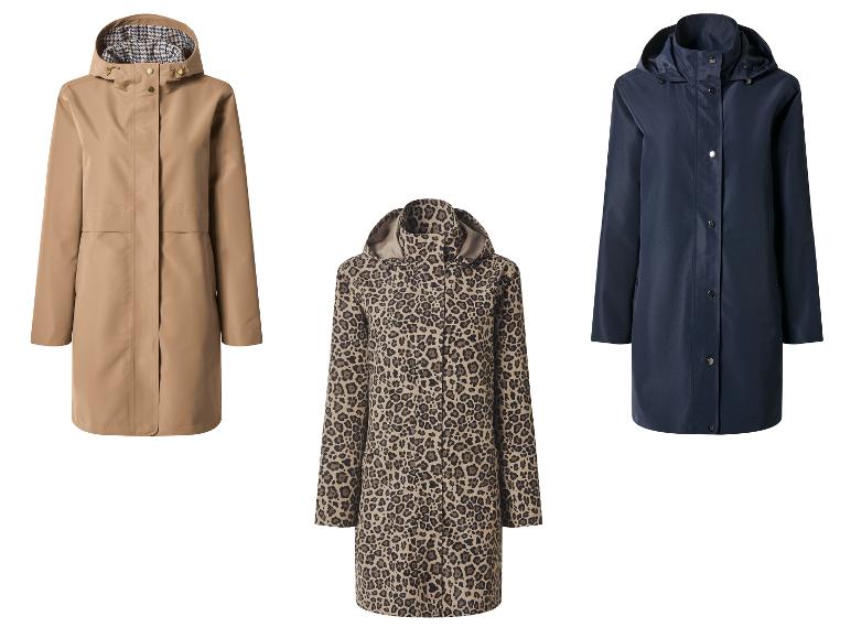 Drei Regenmäntel: beige, Leopardenmuster und dunkelblau.