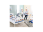 Kinderzimmer mit Bett, Spielzeugkiste und Tisch im Welpen-Design.