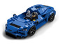 Ein blauer LEGO McLaren Speed Champions Rennwagen mit einem Fahrer.