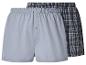 Zwei Herren-Boxershorts: eine graue und eine schwarz karierte.