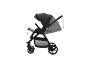 Schwarzer Kinderwagen mit verstellbarem Verdeck und Fußstütze, der Sitz- und Liegepositionen zeigt.