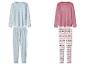 Zwei Fleece-Pyjama-Sets, eines hellblau mit Schneeflocken, eines rosa mit gemusterter Hose.