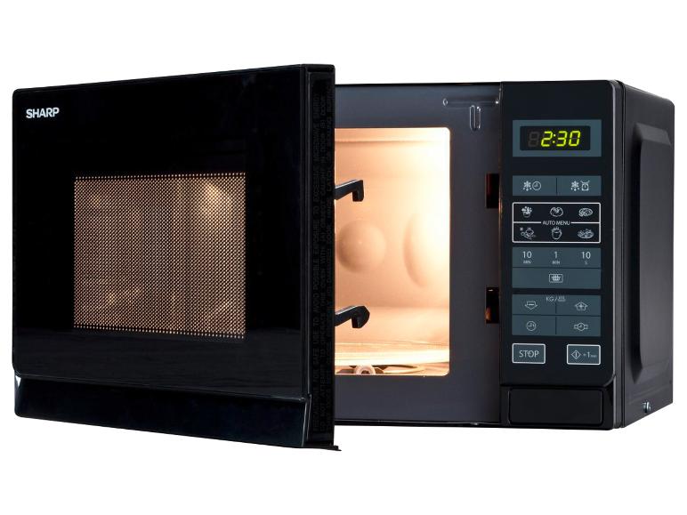 Sharp Mikrowelle mit offener Tür und digitaler Anzeige von 2:30