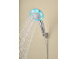 Duschkopf mit Chrom-Finish und blauer LED-Beleuchtung, aus dem Wasser spritzt.