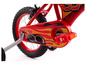Ein rotes Kinderfahrrad mit Stützrädern und einem Lightning McQueen-Motiv.